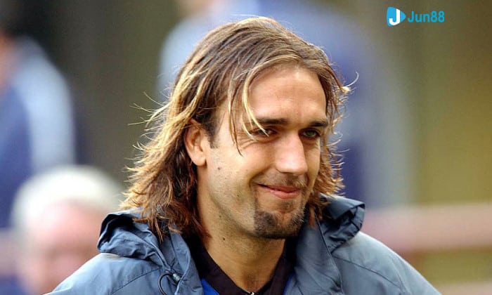 Làm thế nào Gabriel Batistuta trở thành một trong những tiền đạo vĩ đại nhất của bóng đá