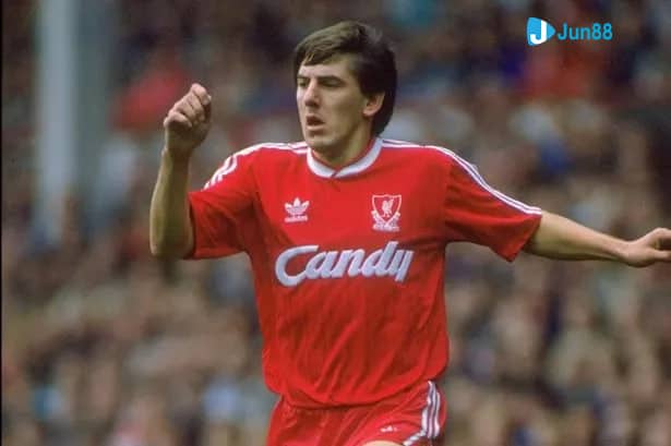 Huyền thoại bóng đá Newcastle, Peter Beardsley là ai?